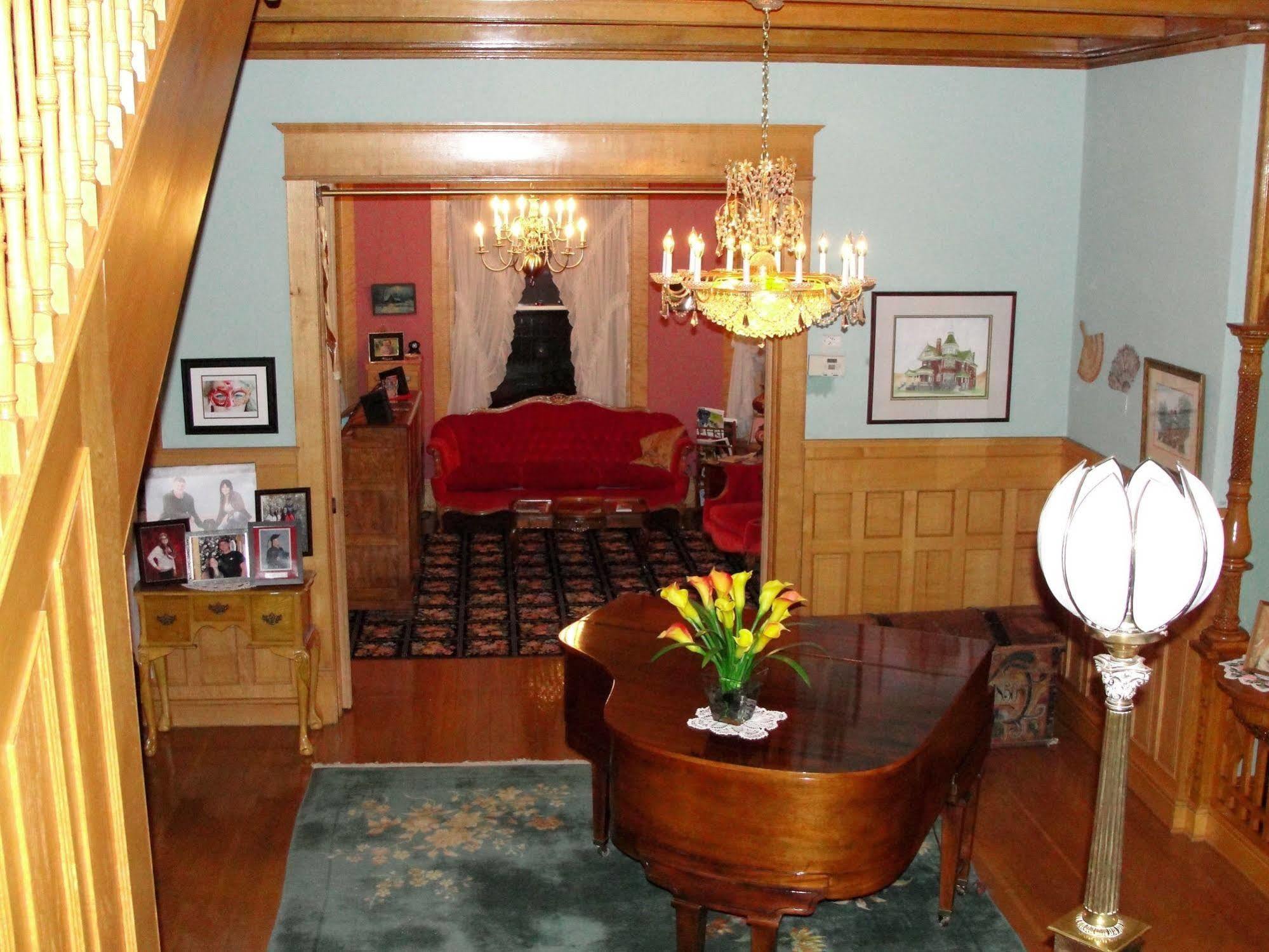 Ferris Mansion Bed And Breakfast รอว์ลินส์ ภายนอก รูปภาพ